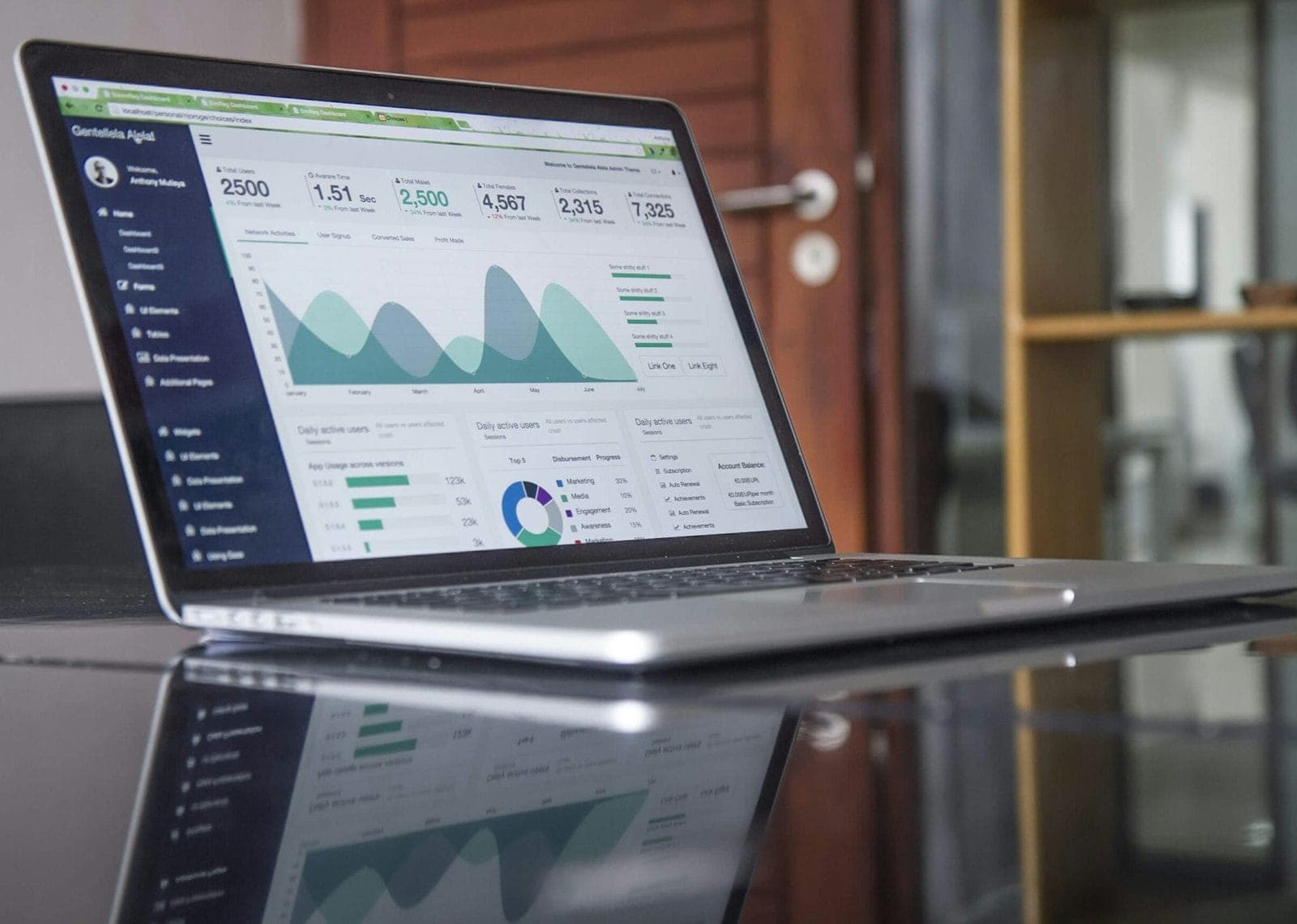 Laptop ekranında yükselen internet kullanım oranını gösteren analitik grafik