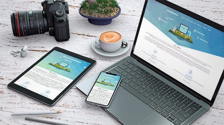 Masa üzerinde düzenlenmiş web tasarım araçları ve renk paletleri
