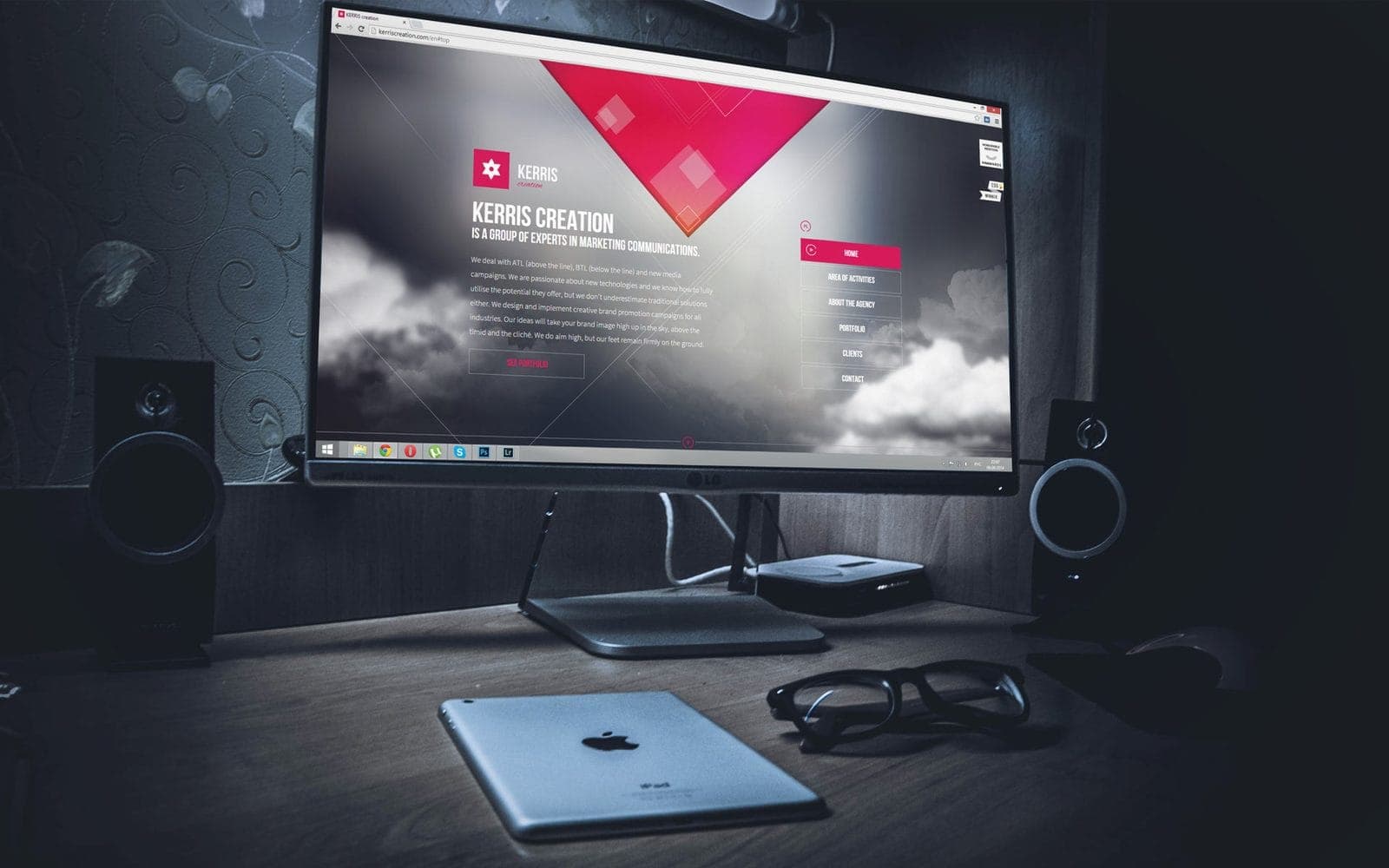 Kırmızı vurgulu bir monitörde web tasarım çalışması