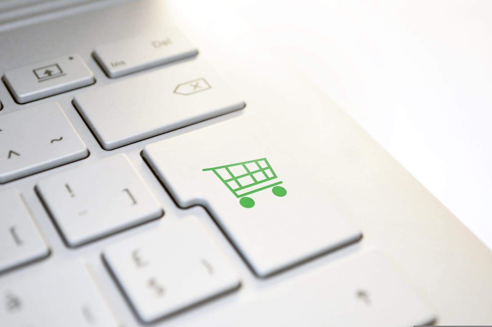 Klavye üzerinde yeşil alışveriş sepeti ikonu, e-ticaret temsili