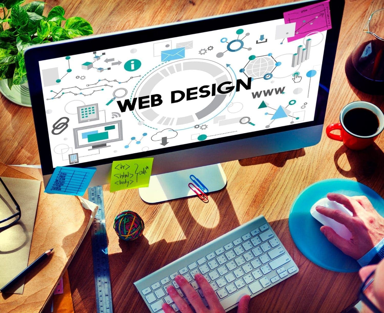 Web tasarım kavramını gösteren dizüstü bilgisayar ve ikonlar