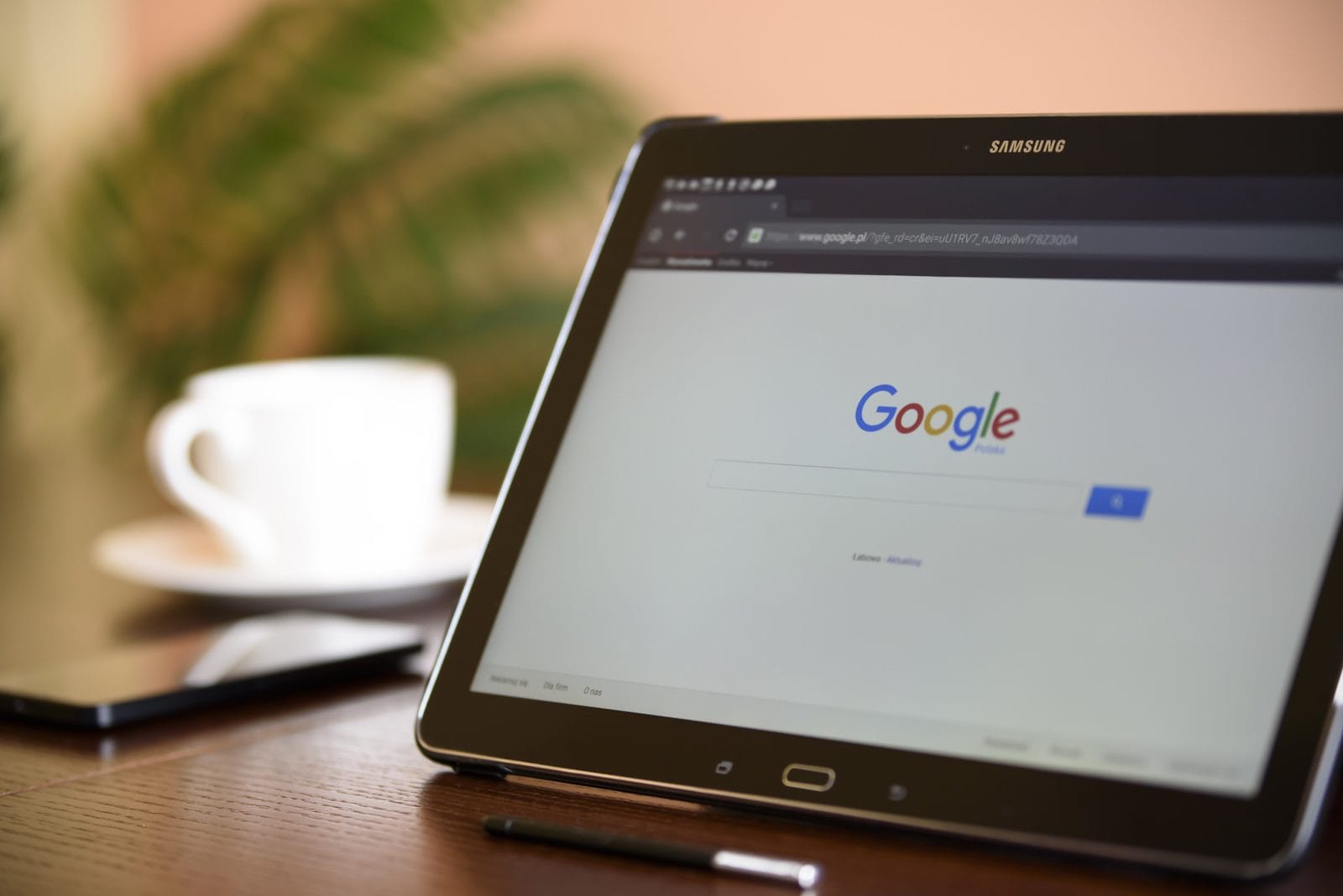 Tablet ekranında Google arama sonuçlarını inceleyen bir kullanıcı