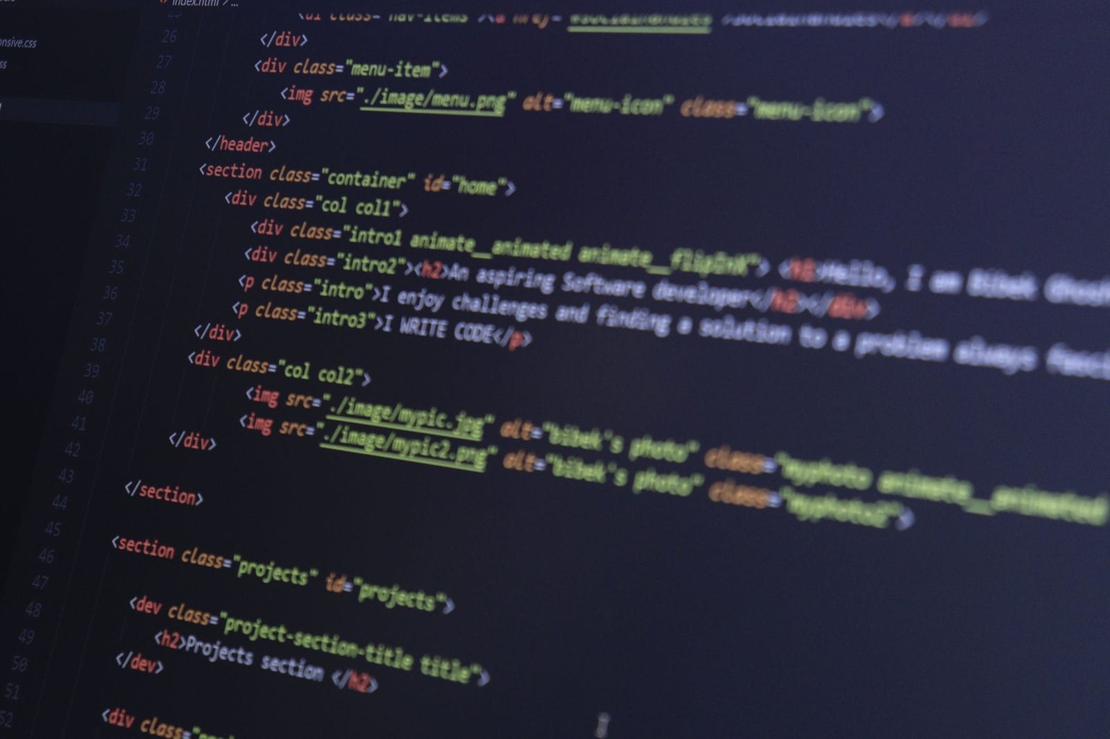 Lacivert tonlarda kod ekranı, teknik optimizasyonu temsil ediyor